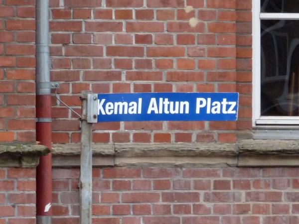 Straßenschild des »Kemal Altun Platzes«